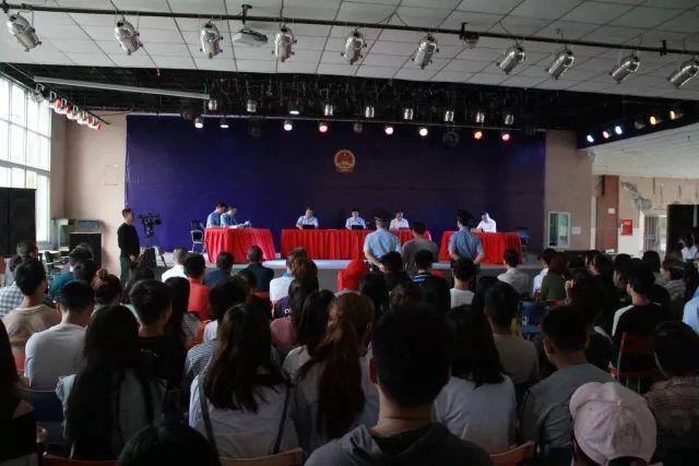庭审讲座齐进高校 协同配合共展风貌